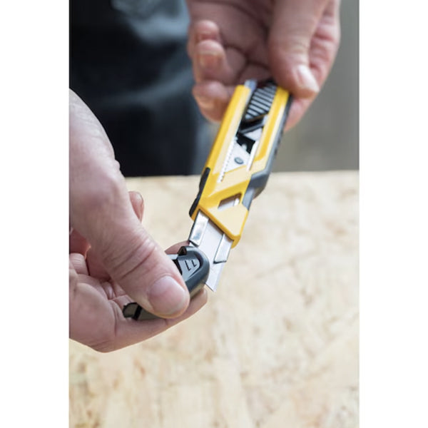 Cutter AUTOBLOCCANTE - Taglierino - Coltello con lama 18mm - Stanley - STHT10266-1 Cutter AUTOBLOCCANTE - Taglierino - Coltello con lama 18mm - Stanley - STHT10266-1